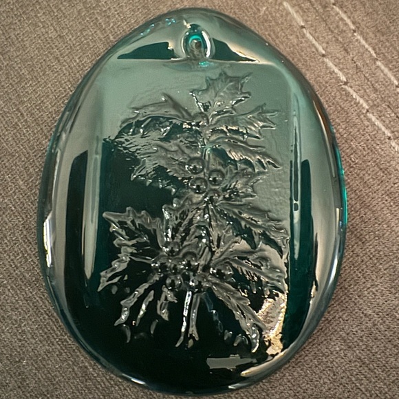 New• Dyed Quartz Holly Green Christmas Suncatcher - Picture 2 of 2